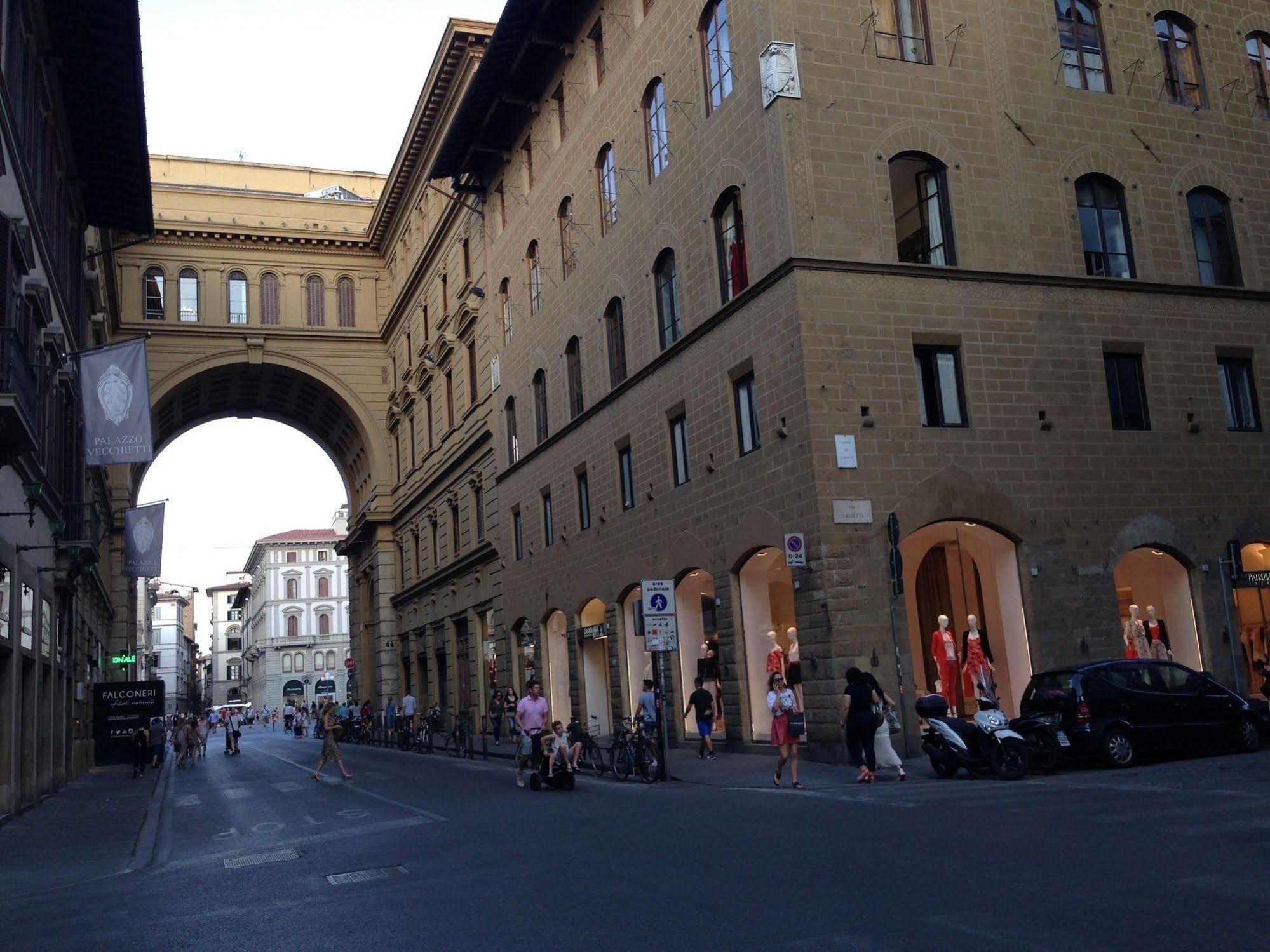 Florence Chic Luaran gambar